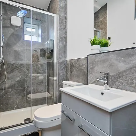 Cosy Two Bed House * Leeds (West Yorkshire)