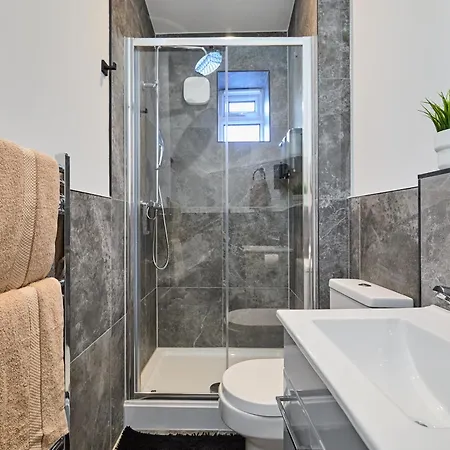 Cosy Two Bed House Leeds (West Yorkshire)